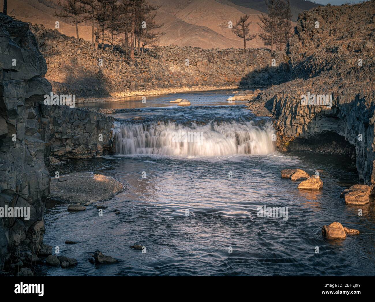 Petite cascade sur la rivière Orchon, stérile, paysage rocheux, province d'Uvurkhangai, Mongolie, Asie Banque D'Images