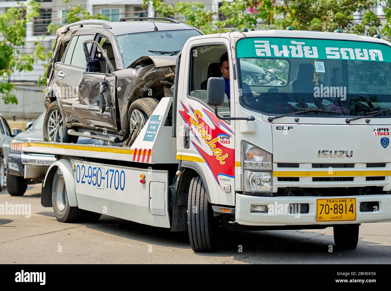 Une voiture en collision sur un camion de remorquage. Banque D'Images
