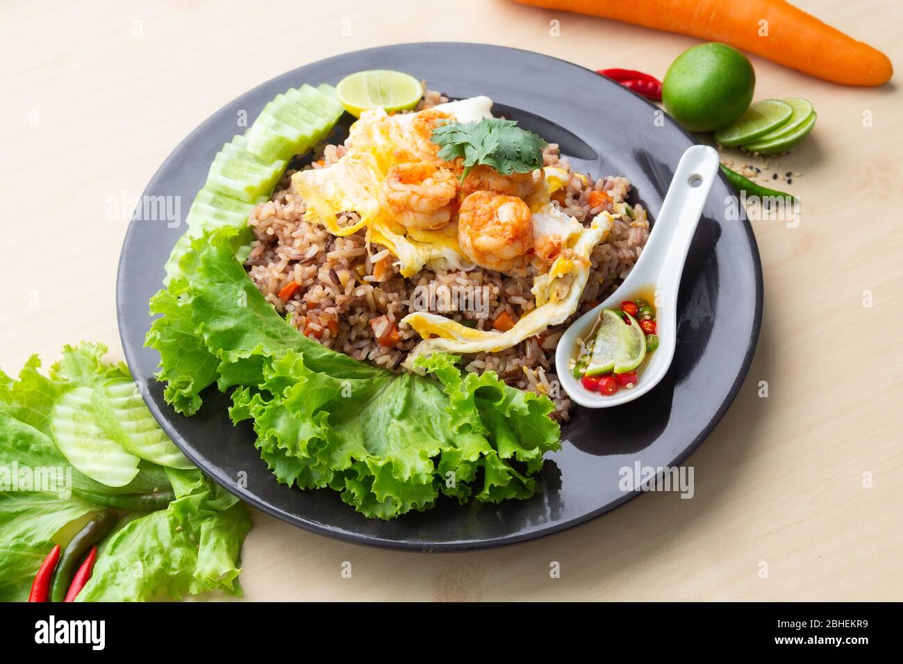 Riz brun frit aux crevettes et aux œufs frits en thaï. Préparé et servi dans un travail, faible nombre de calories, nourriture saine. Banque D'Images