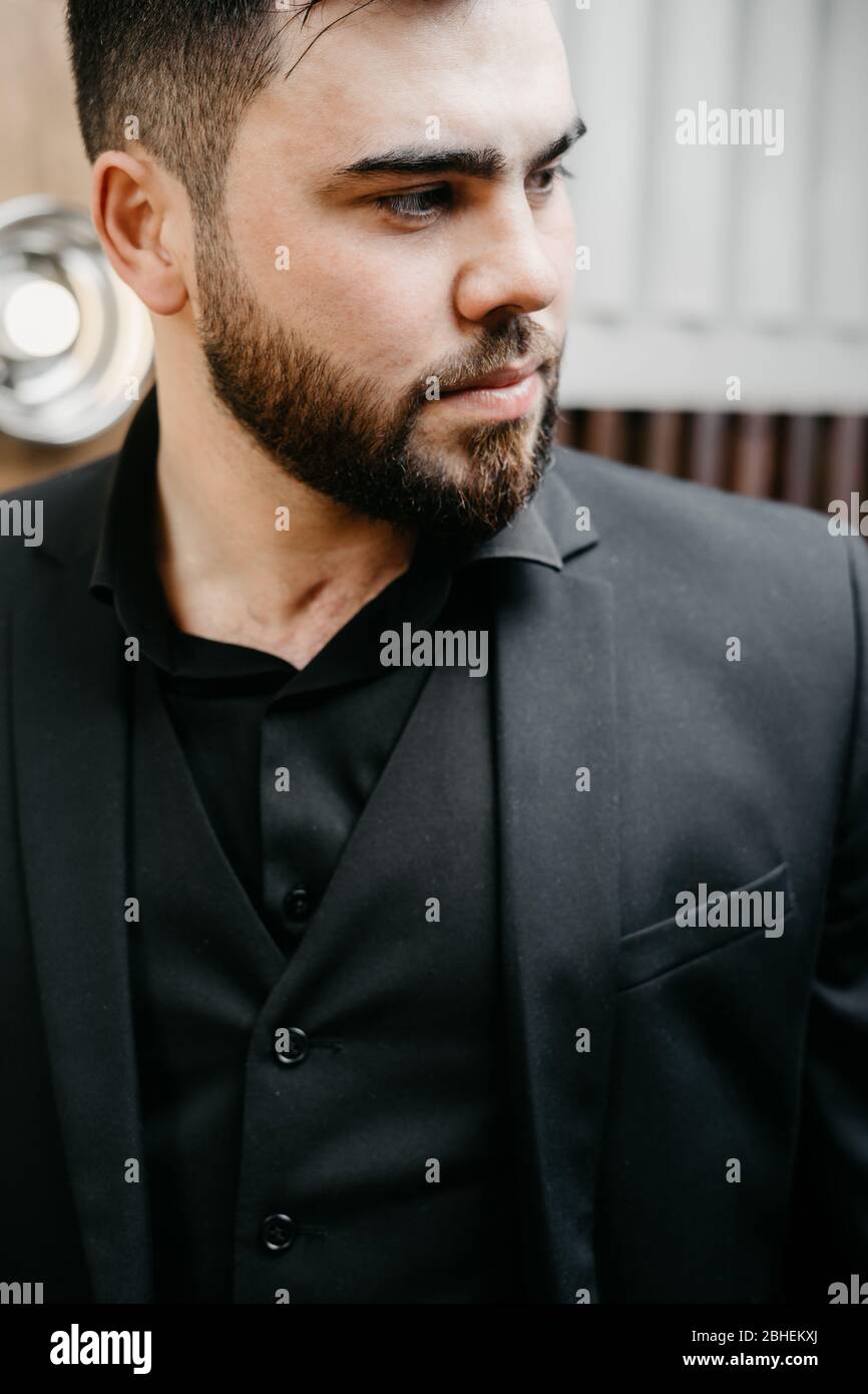 jeune homme élégant et sérieux avec barbe portant des vêtements habillés Banque D'Images