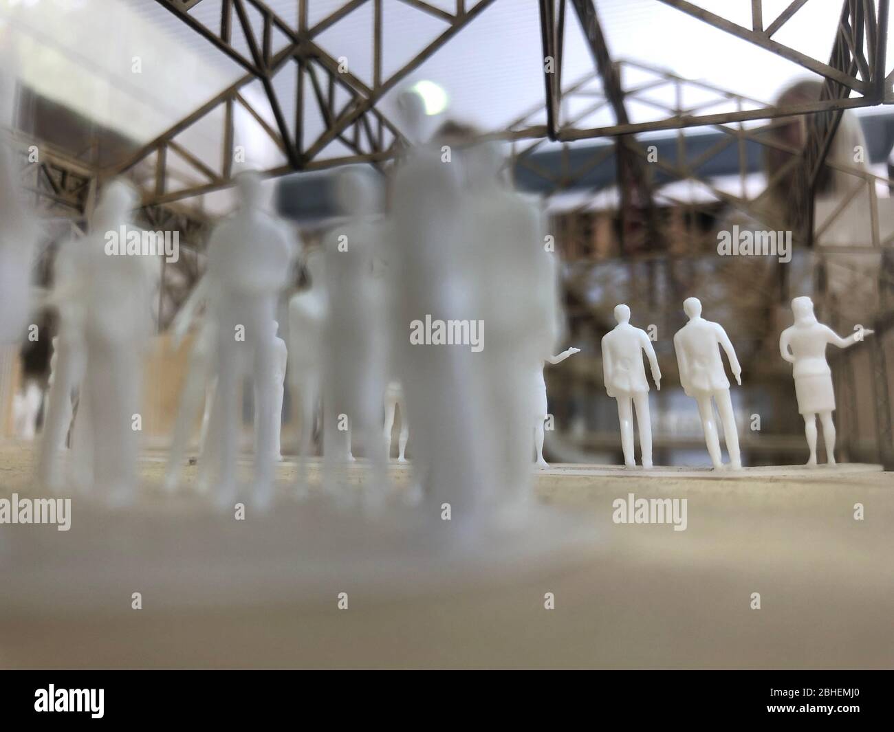 Architecture déristourne d'un immense lieu de travail avec des personnes miniatures à l'intérieur Banque D'Images