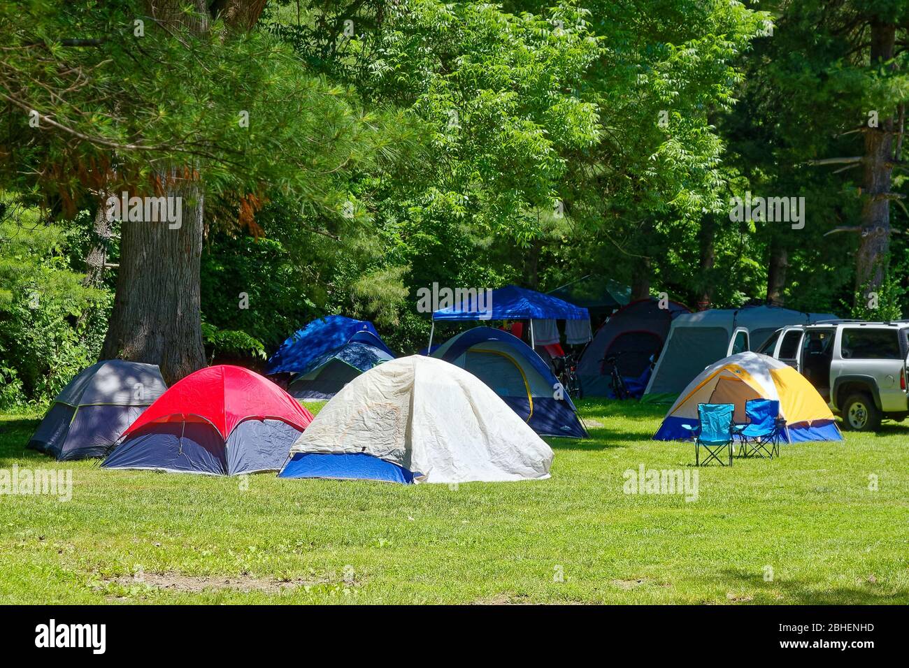 scène de camping, 7 tentes, soleil, ombre, arbres, herbe, 2 chaises, van, vacances, loisirs, plaisir, détente, Kentucky Horse Park, USA, Lexington, KY, sprin Banque D'Images