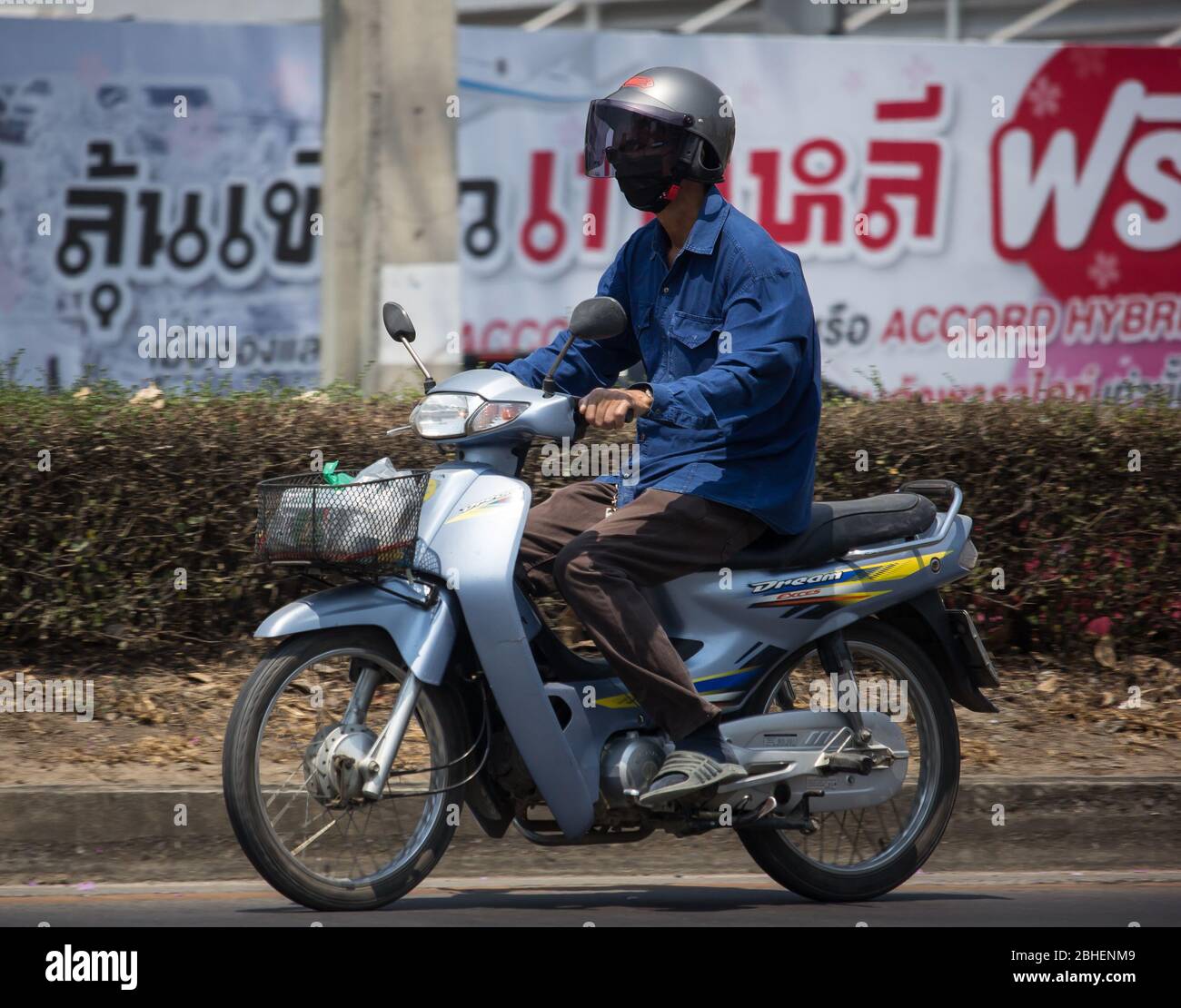 Chiangmai, Thaïlande - 24 mars 2020: Moto privée, Honda Dream. Photo à la  route n°121 à environ 8 km du centre-ville de Chiangmai, thaïlande Photo  Stock - Alamy