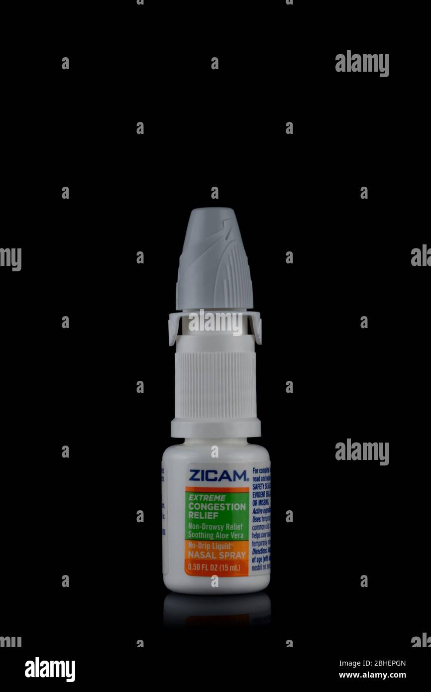illustration de la vaporisation nasale de zicam sur fond noir réfléchissant. Utilisé pour traiter la congestion nasale et les symtoms froids communs Banque D'Images illustration de la vaporisation nasale de zicam sur fond noir réfléchissant. Utilisé pour traiter la congestion nasale et les symtoms froids communs Banque D'Images