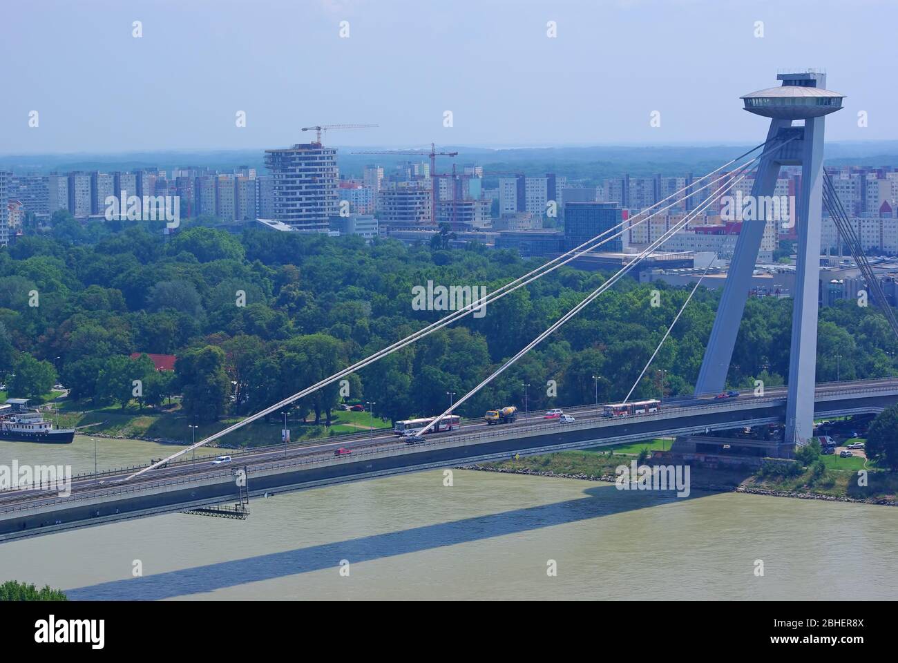Horizon de Bratislava et pont SNP sur le Danube, connu sous le nom de pont OVNI Banque D'Images