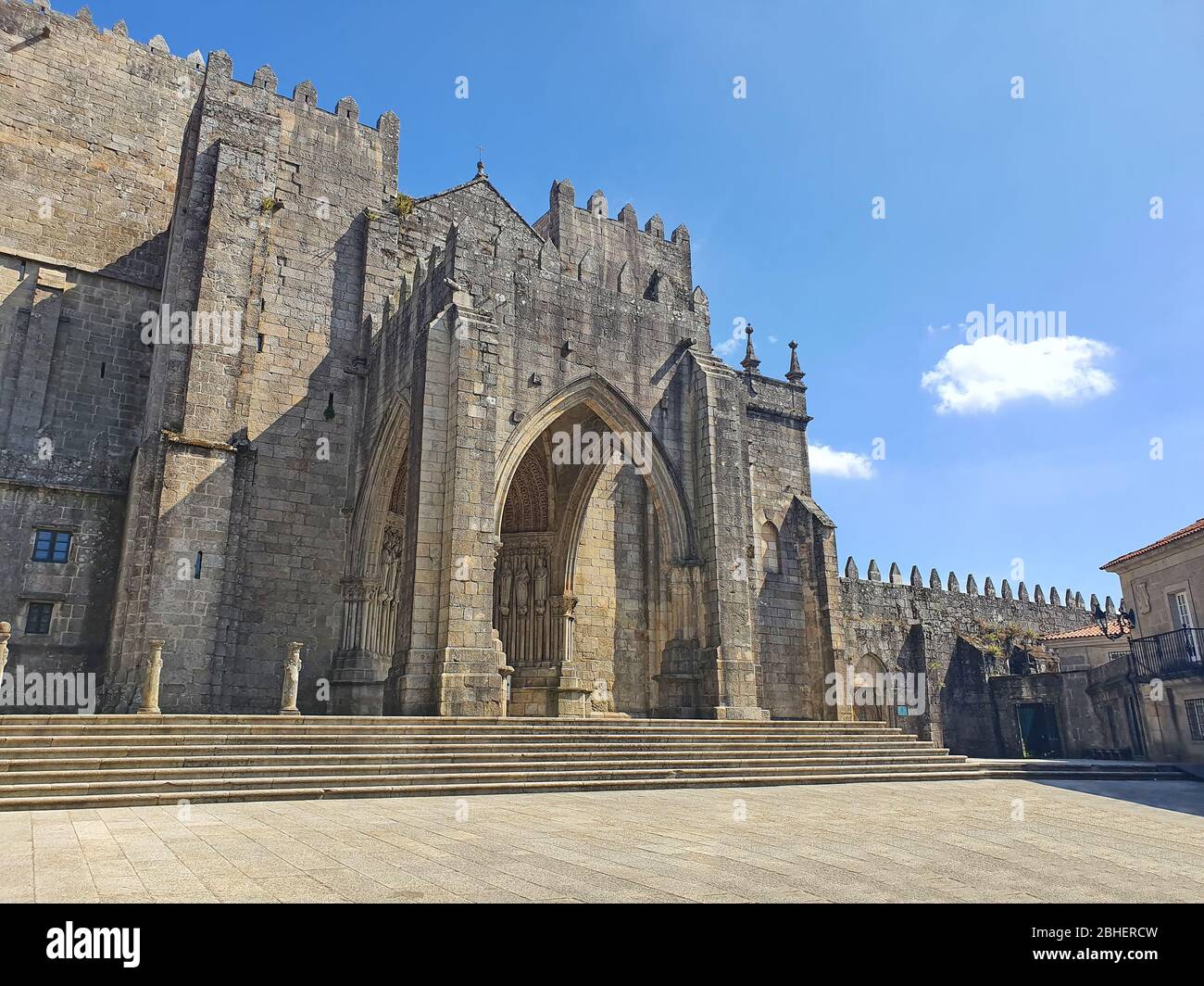 Ancienne entrée de la cathédrale à Tuy, façade de la cathédrale au Portugal Banque D'Images