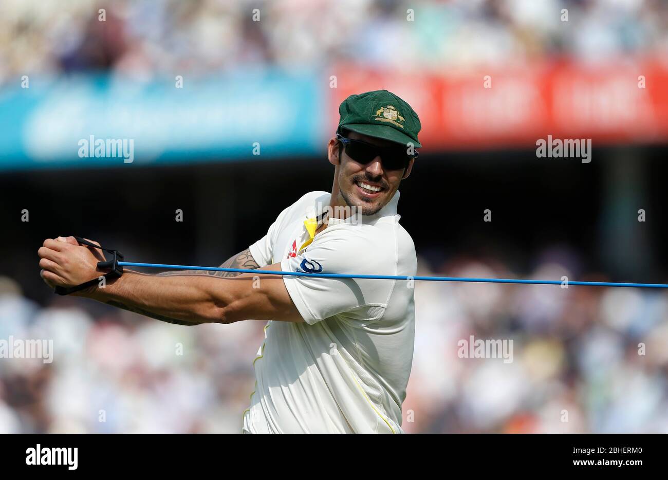 Australia's Mitchell Johnson ne quelques étirements avant de venir sur au bol au cours de la deuxième journée de l'Investec cendres série test match entre l'Angleterre et l'Australie à l'Oval à Londres. 21 août, 2015. James Boardman /  +44 7967 642437 des photos au téléobjectif Banque D'Images