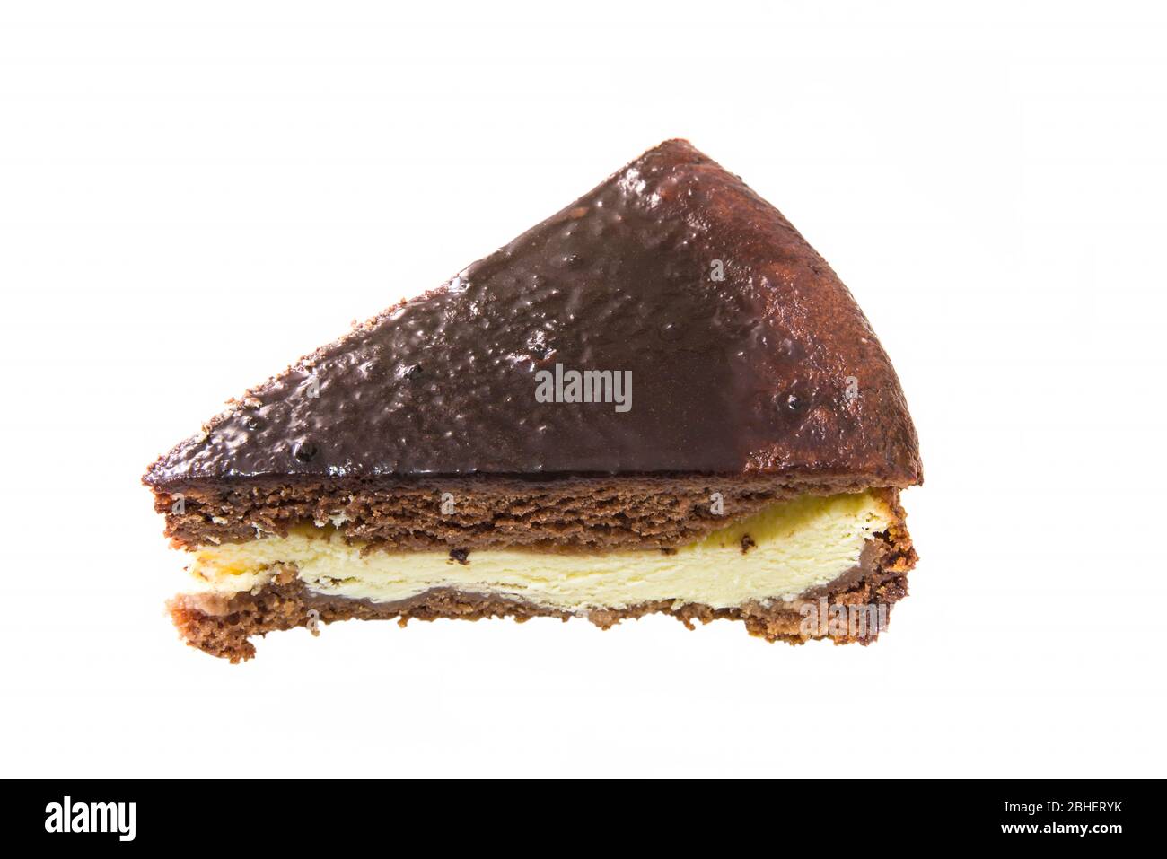 Délicieux gâteau au chocolat et au fromage coupé en tranches sur du blanc Banque D'Images