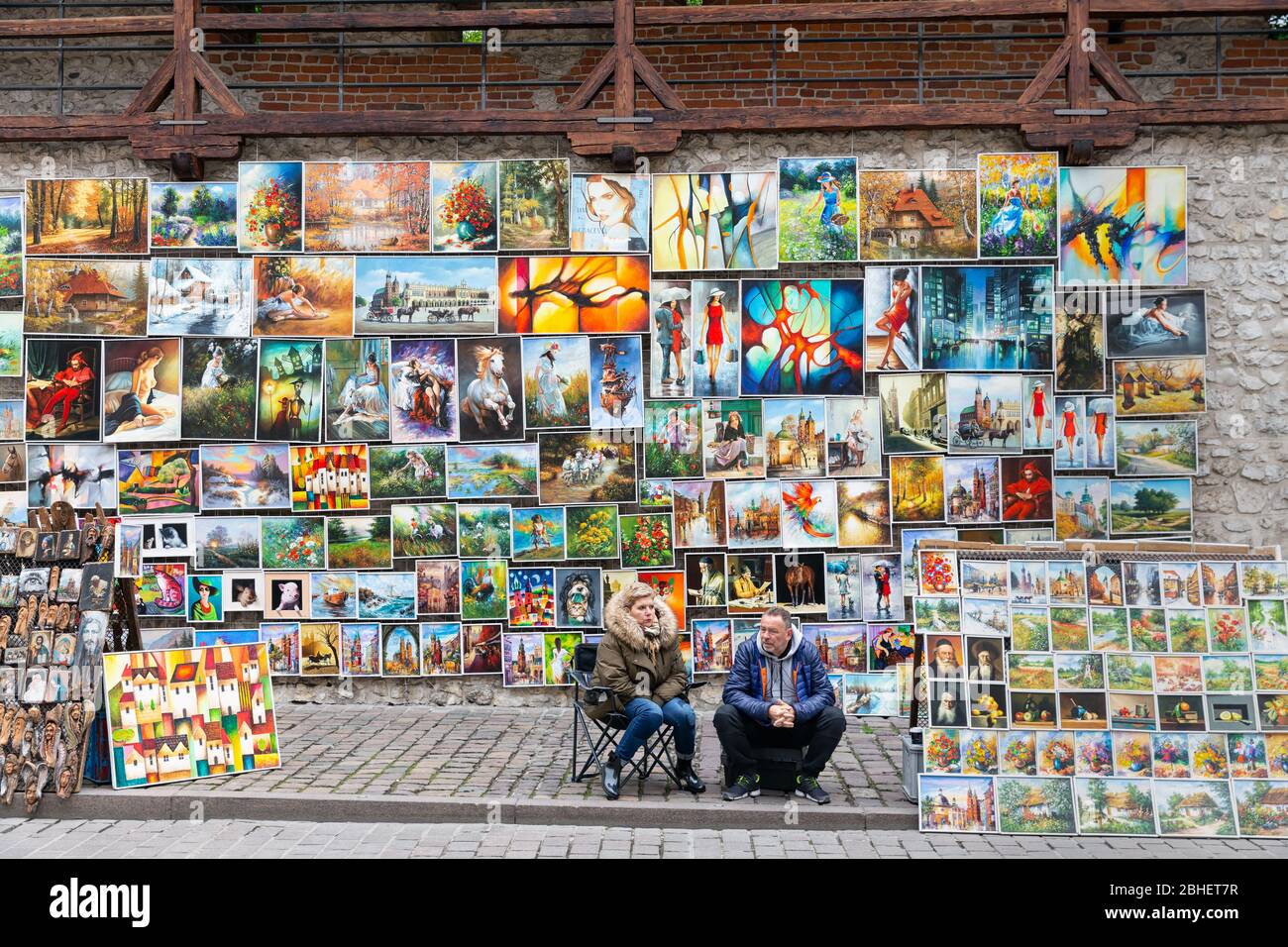Artistes de rue vendant la porte de Saint-Florian à Cracovie, en Pologne Banque D'Images