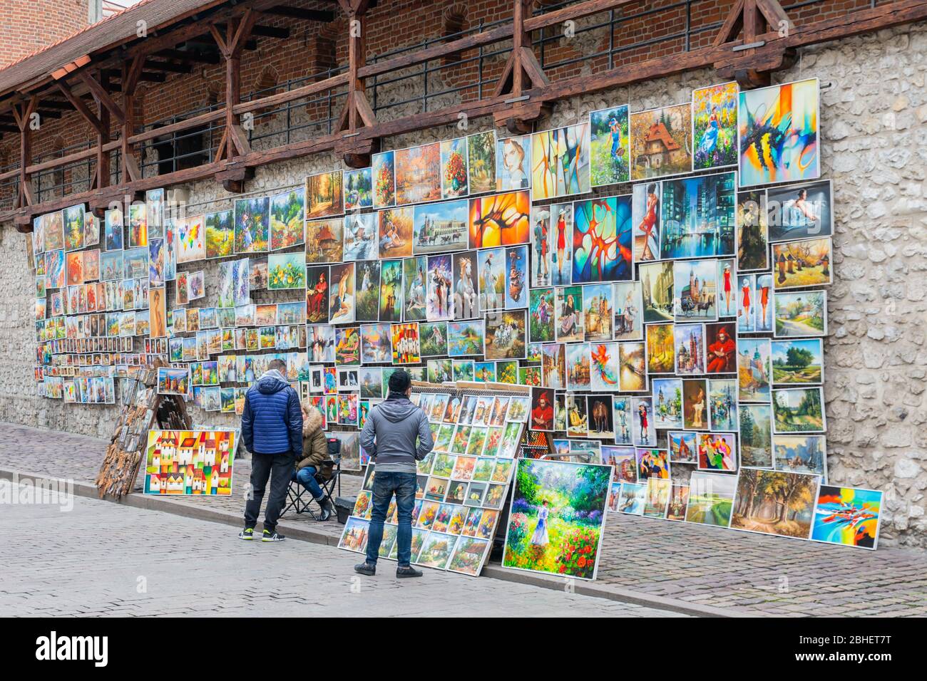 Artistes de rue vendant la porte de Saint-Florian à Cracovie, en Pologne Banque D'Images