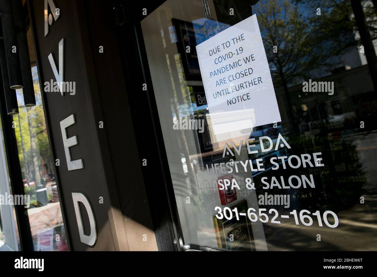 Un panneau informant les clients un salon Aveda et un spa sont fermés en raison de la présence de Covid-19 à Bethesda, Maryland, le 22 avril 2020. Beaucoup de retai non-essentiel Banque D'Images