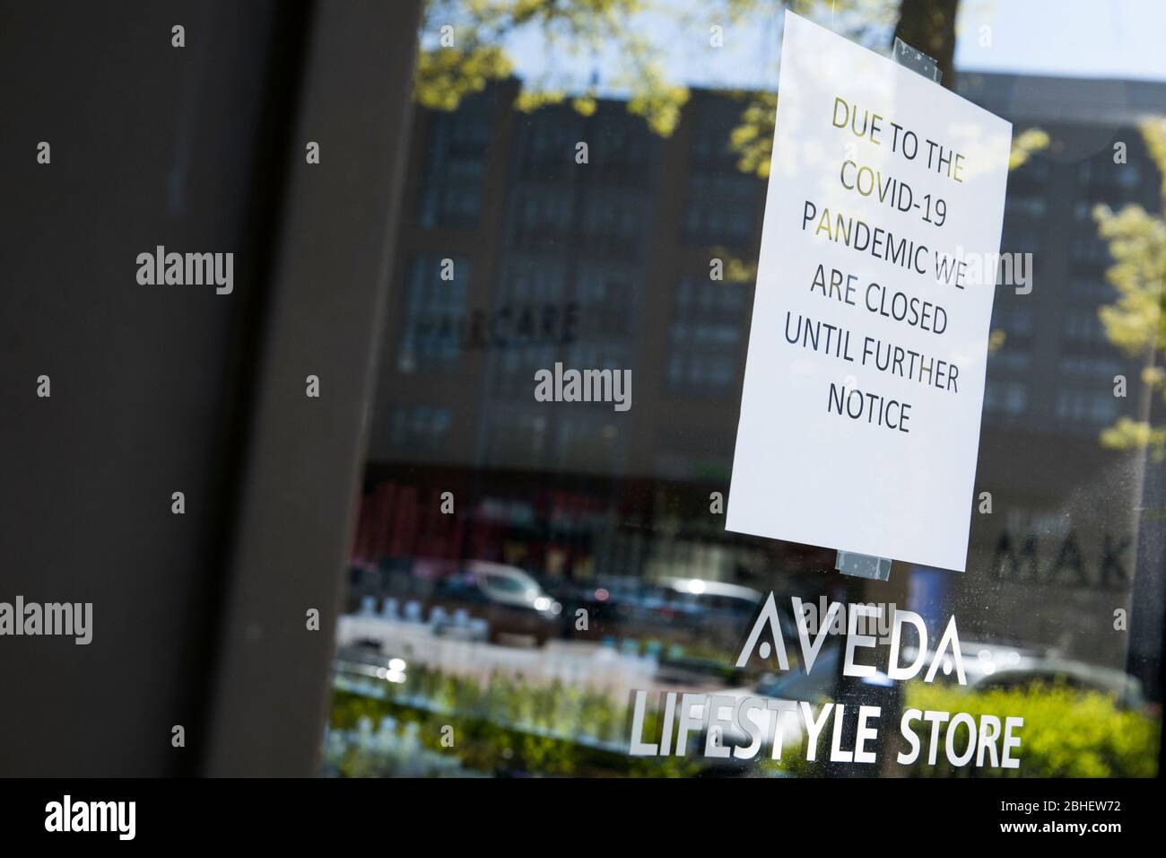 Un panneau informant les clients un salon Aveda et un spa sont fermés en raison de la présence de Covid-19 à Bethesda, Maryland, le 22 avril 2020. Beaucoup de retai non-essentiel Banque D'Images