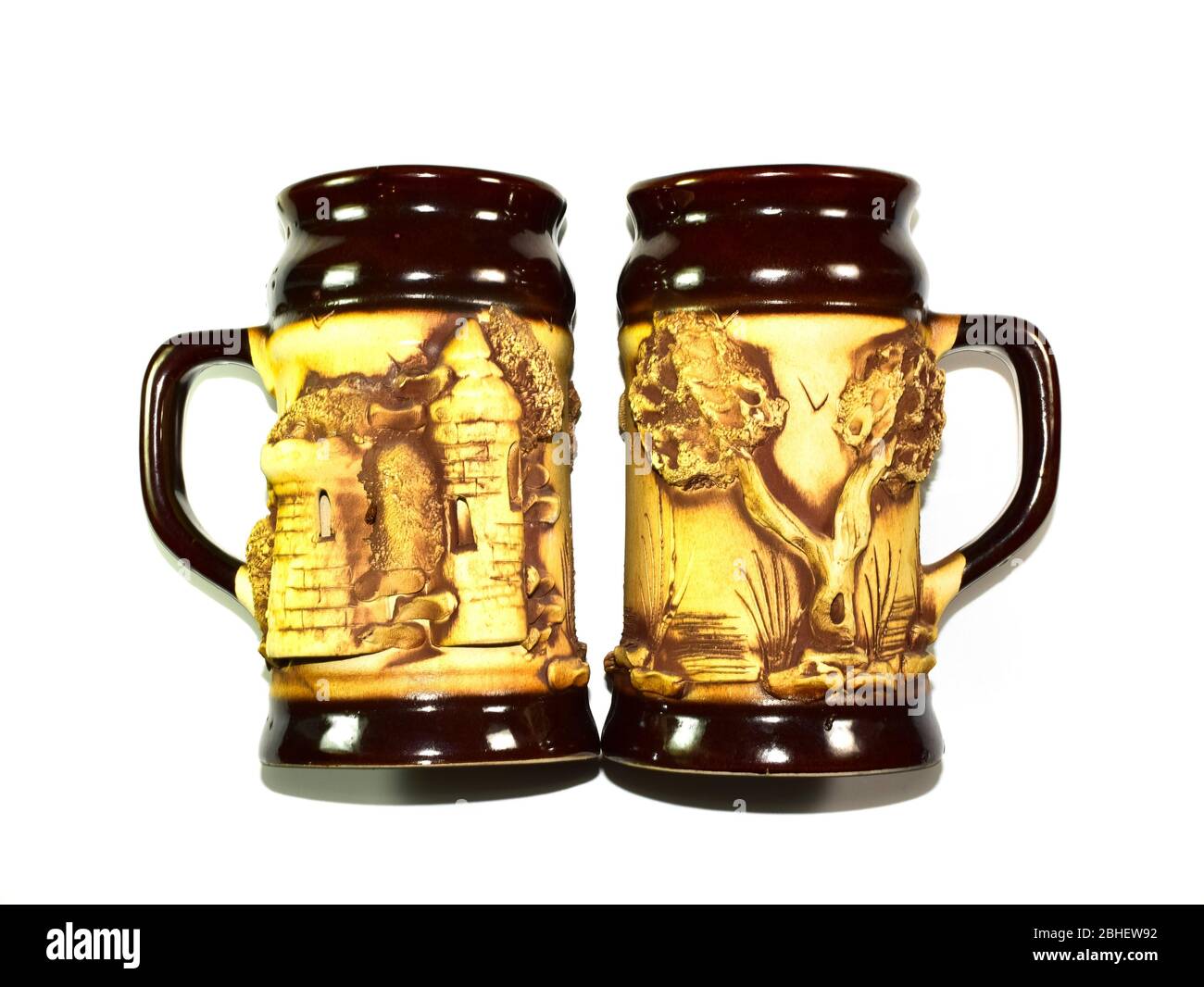 Un mug à bière avec un brelief, un arbre et une maison près de l'étang. Banque D'Images