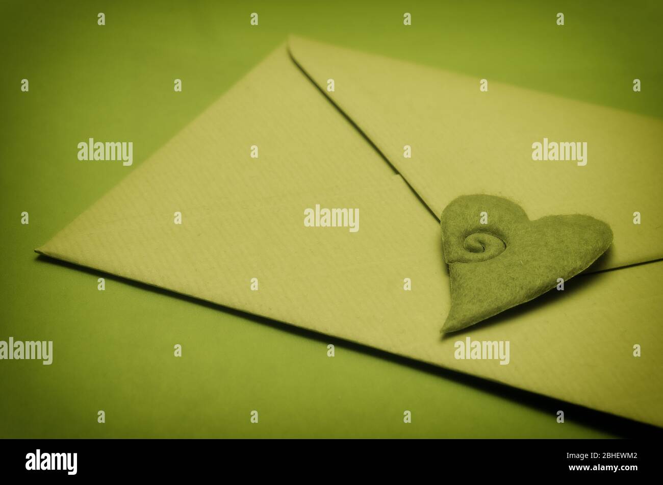 Enveloppe Verte De Lettre D Amour Fermee Par Une Decoration En Forme De Coeur Photo Stock Alamy