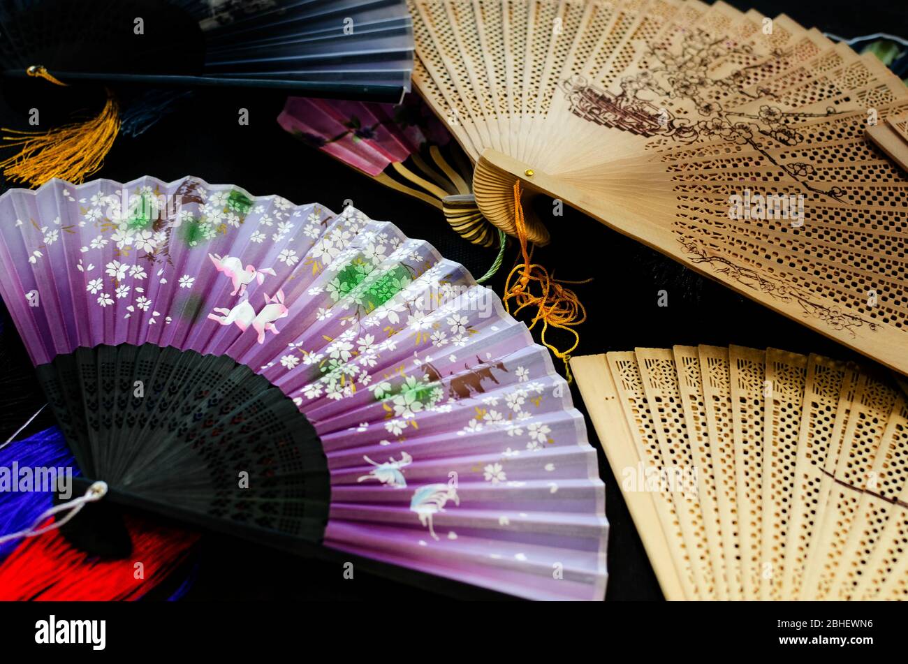De nombreux fans chinois traditionnels décorés sur une table Banque D'Images