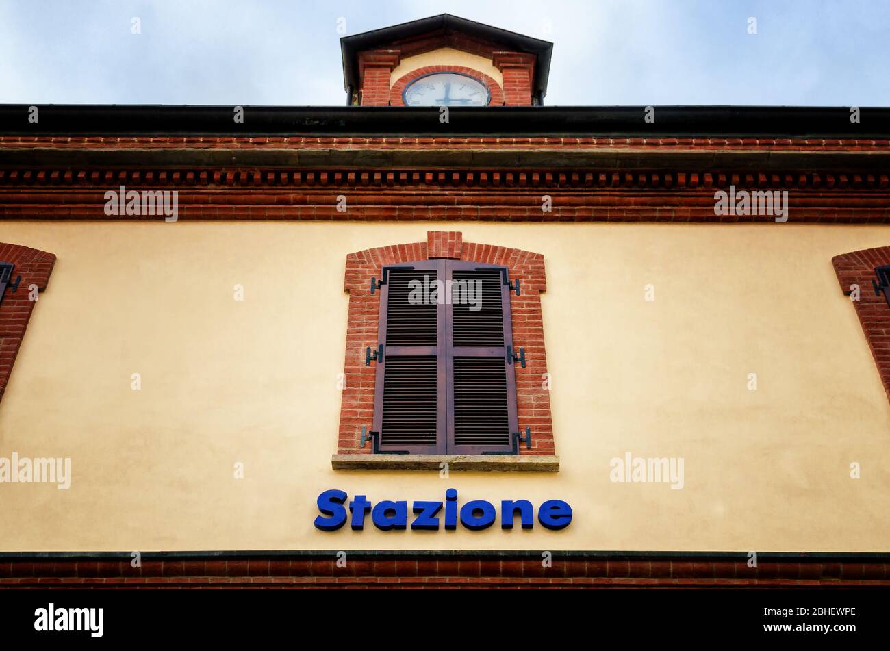Façade d'une gare historique italienne (stazione) Banque D'Images