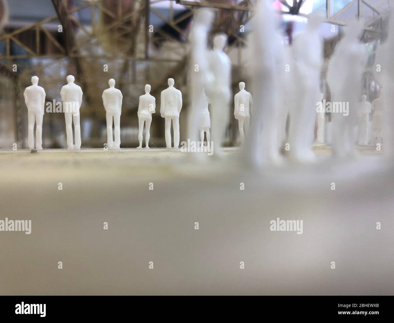 Architecture déristourne d'un immense lieu de travail avec des personnes miniatures à l'intérieur Banque D'Images