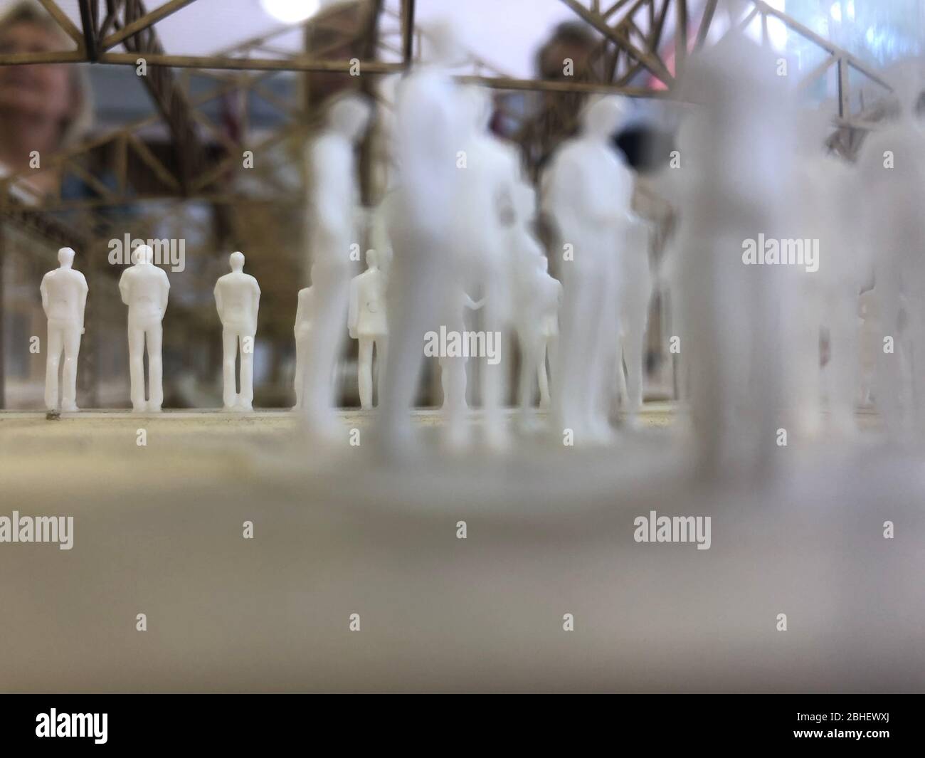 Architecture déristourne d'un immense lieu de travail avec des personnes miniatures à l'intérieur Banque D'Images