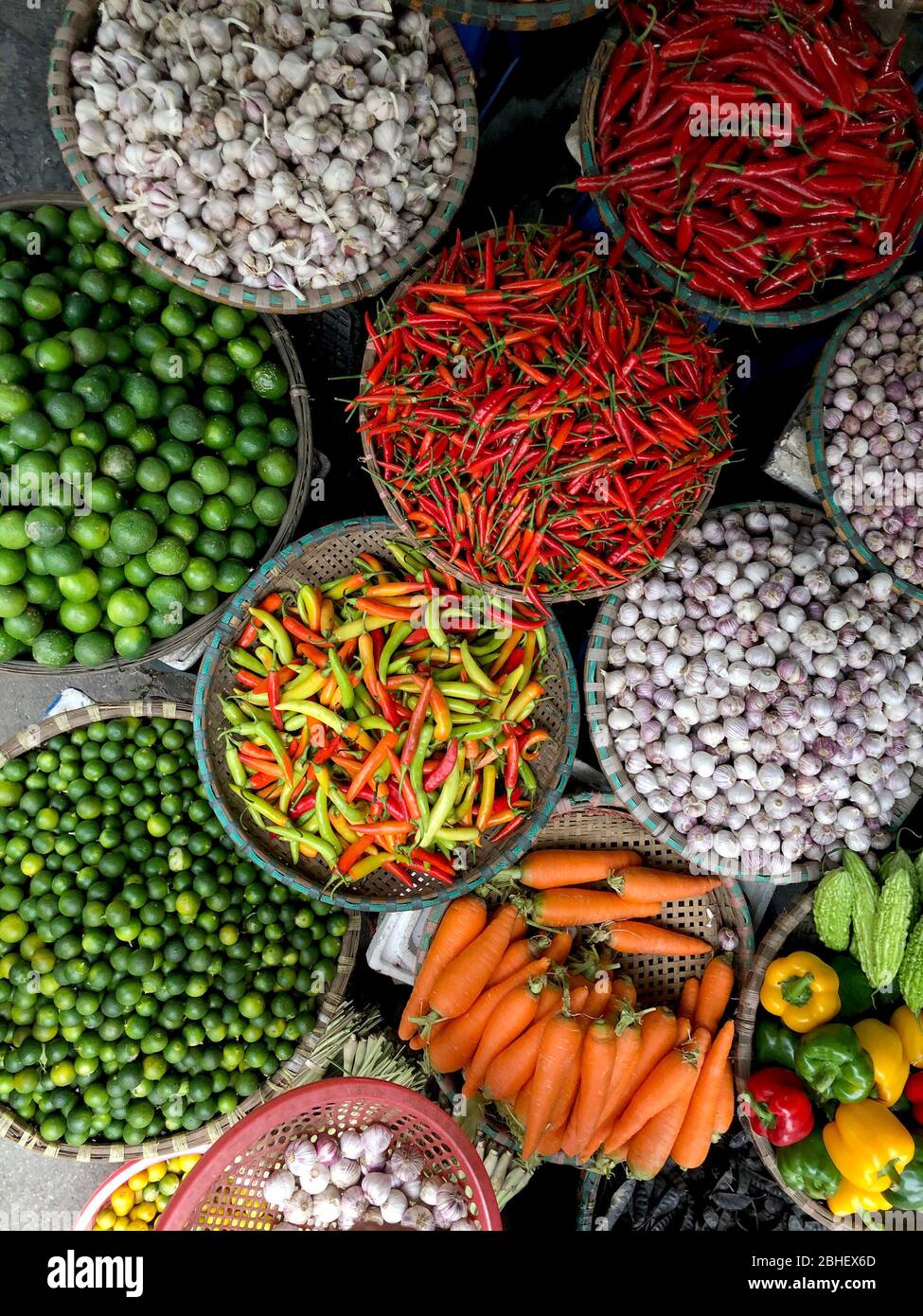 Légumes frais à vendre sur le marché de la nourriture de rue dans la vieille ville de Hanoi, Vietnam. Banque D'Images