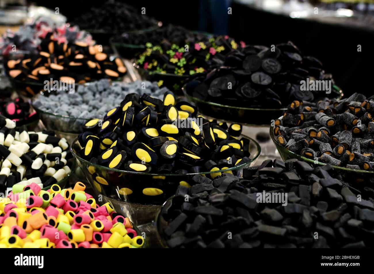 de nombreuses variétés de bonbons à la réglisse sont offertes dans un marché de décrochage Banque D'Images