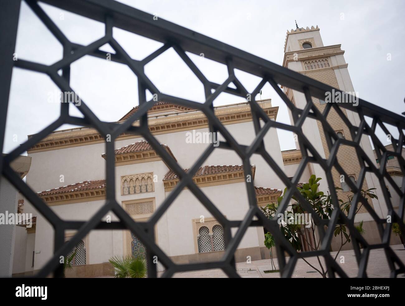 Malaga, Espagne. 25 avril 2020. La mosquée Al-Andalo est fermée au public en raison de la maladie du coronavirus COVID-19.après le confinement décrété par le gouvernement espagnol et devant être prolongée jusqu'au 10 mai, une situation exceptionnelle de scènes urbaines inhabituelles telles que des rues vides ou des bars, restaurants et magasins fermés a été causée. Crédit: SOPA Images Limited/Alay Live News Banque D'Images