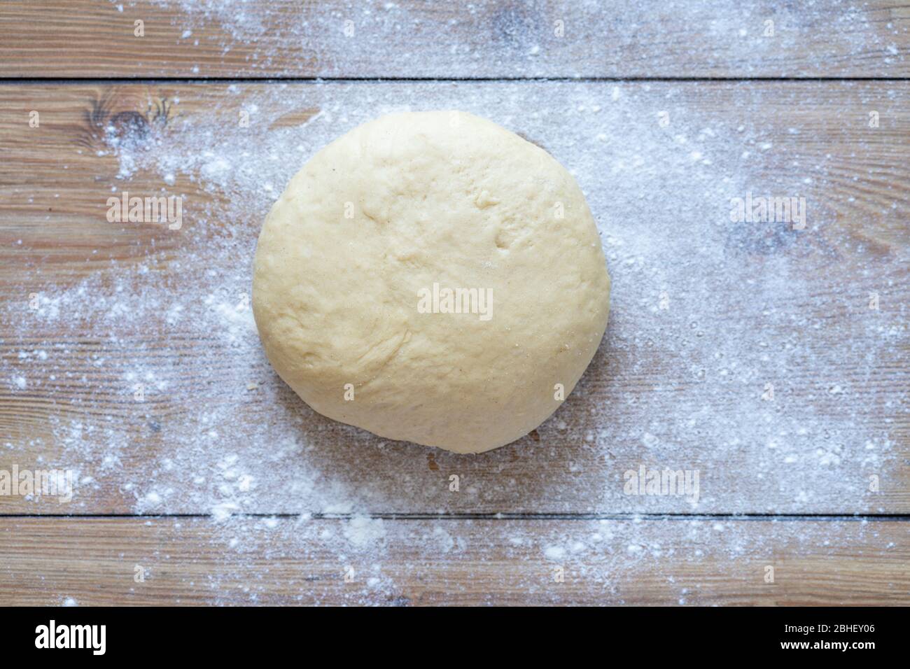 Pâte à pain prête pour le pétrissage. Préparation de la pâte sur une table  en bois. Pétrissez la pâte dans la cuisine maison Photo Stock - Alamy