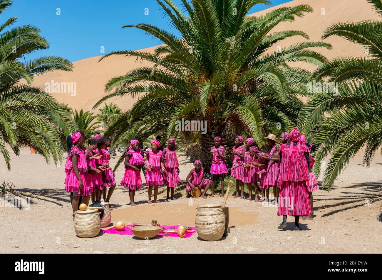Groupe de danse local près de Walvis Bay, Namibie. Banque D'Images