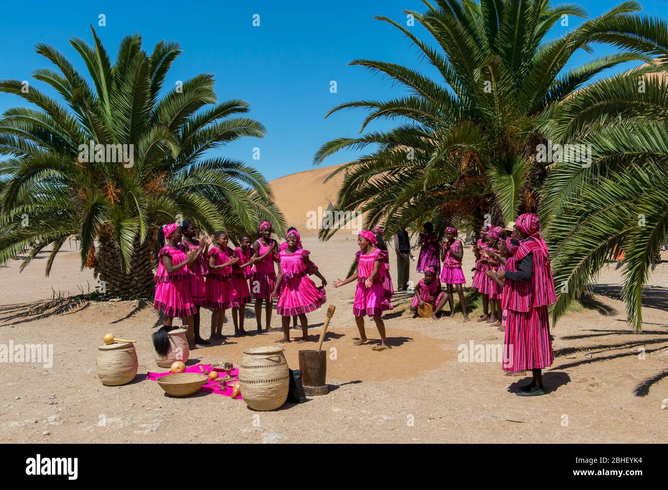 Groupe de danse local près de Walvis Bay, Namibie. Banque D'Images