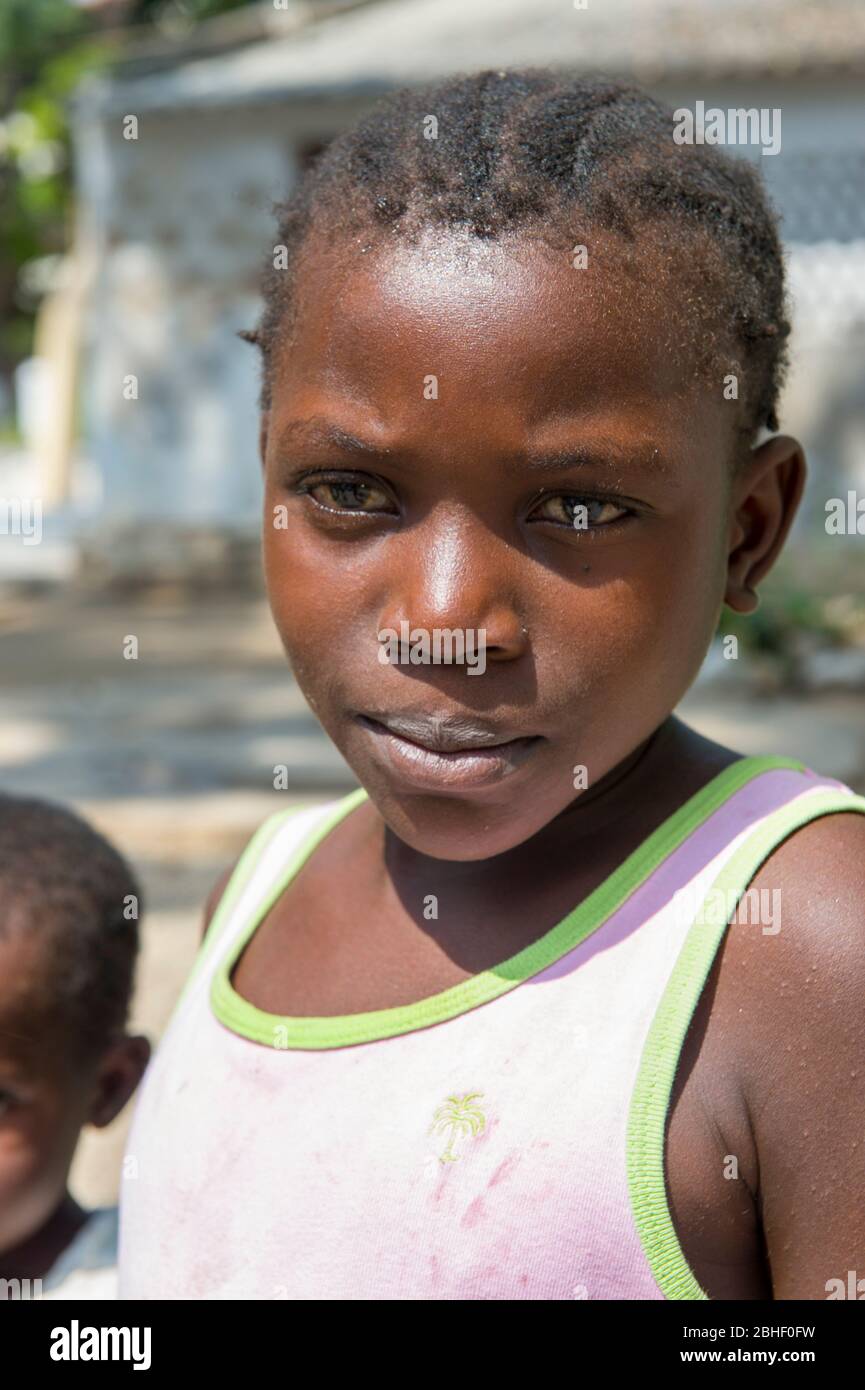 Portrait de fille à Benguela, Angola. Banque D'Images
