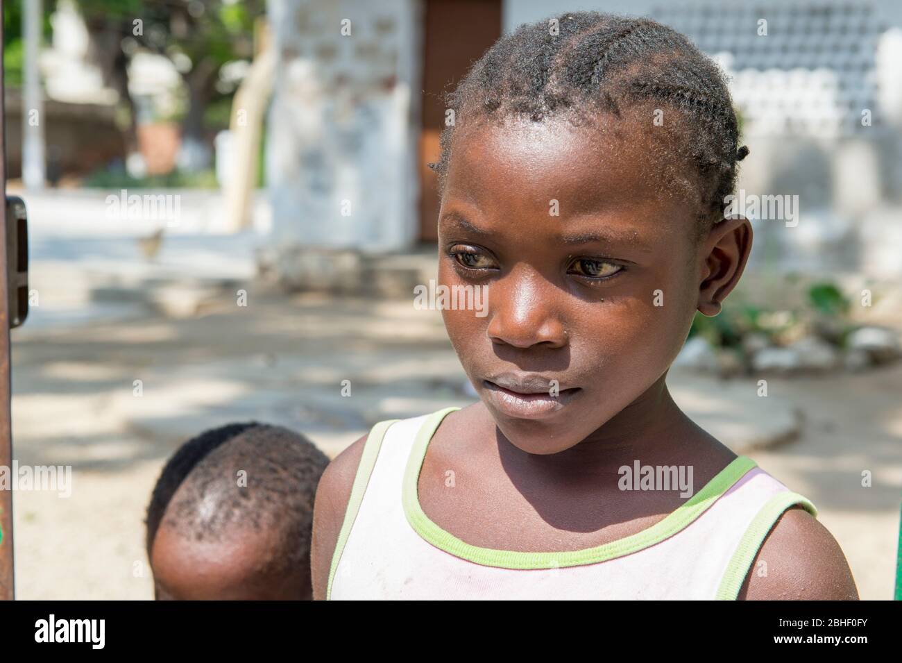 Portrait de fille à Benguela, Angola. Banque D'Images