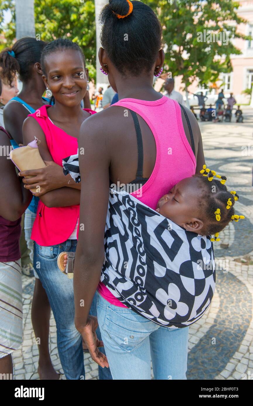 Mère portant une fille de bébé sur son dos à Benguela, Angola. Banque D'Images