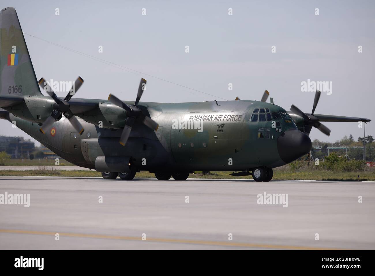 Otopeni, Roumanie - 25 avril 2020: Lockheed C-130 Hercules avion militaire de fret de l'Armée de l'Air roumaine. Banque D'Images