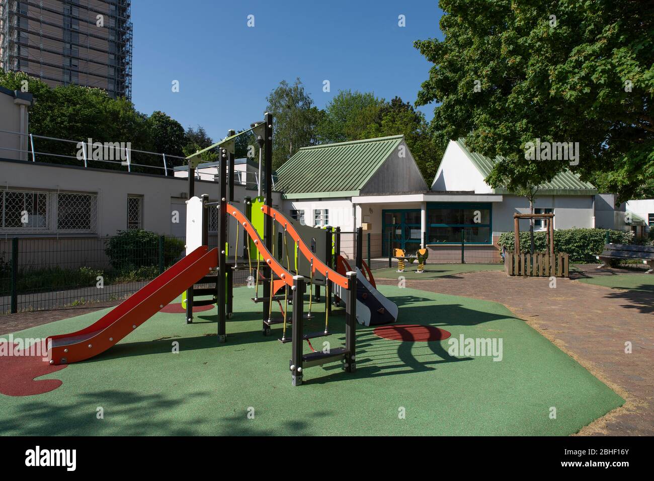 Une école et une aire de jeux avec jeux pour enfants Banque D'Images