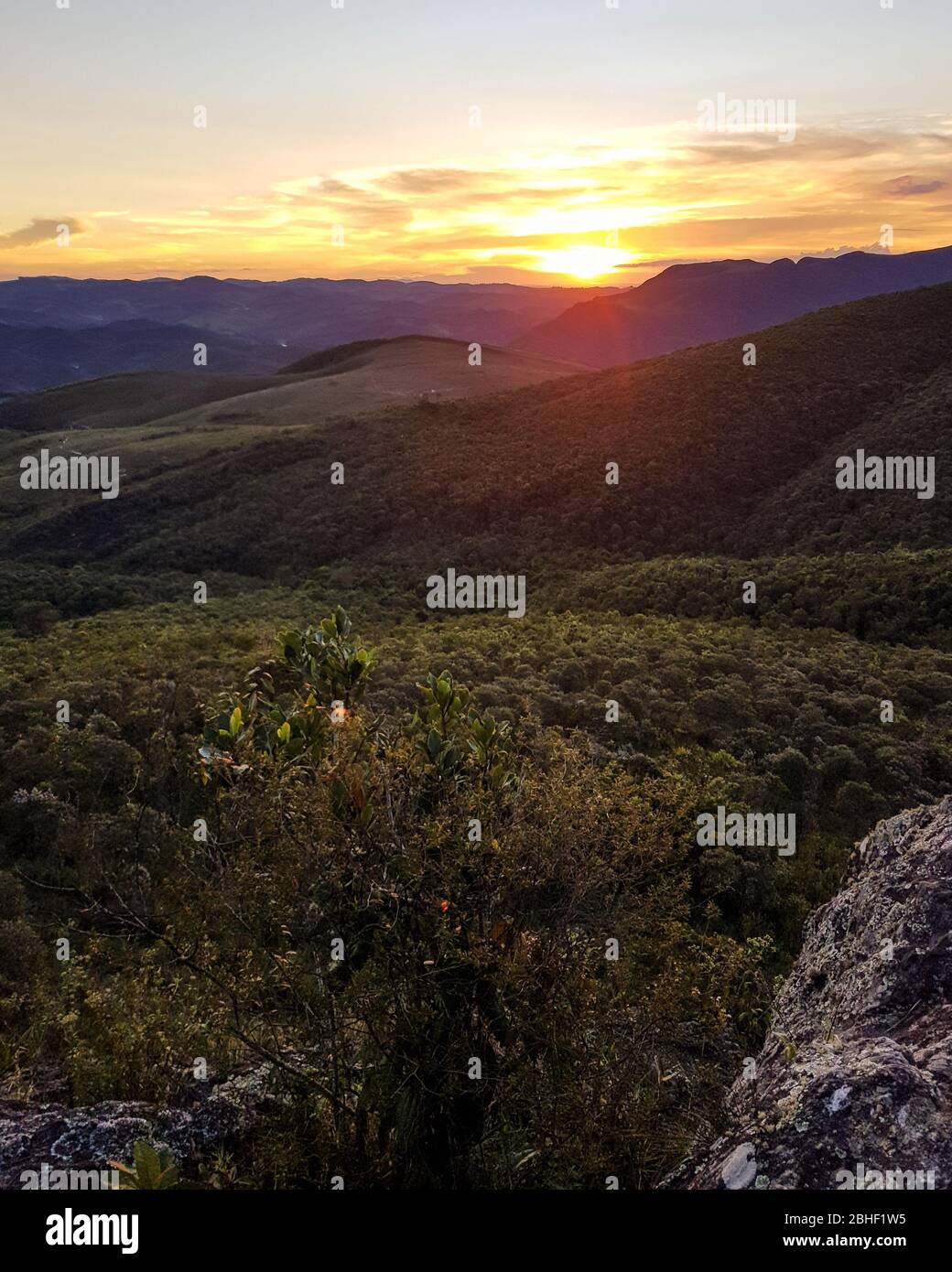 coucher de soleil dans les montagnes morada nova district dans la ville d'ouro preto brésil Banque D'Images