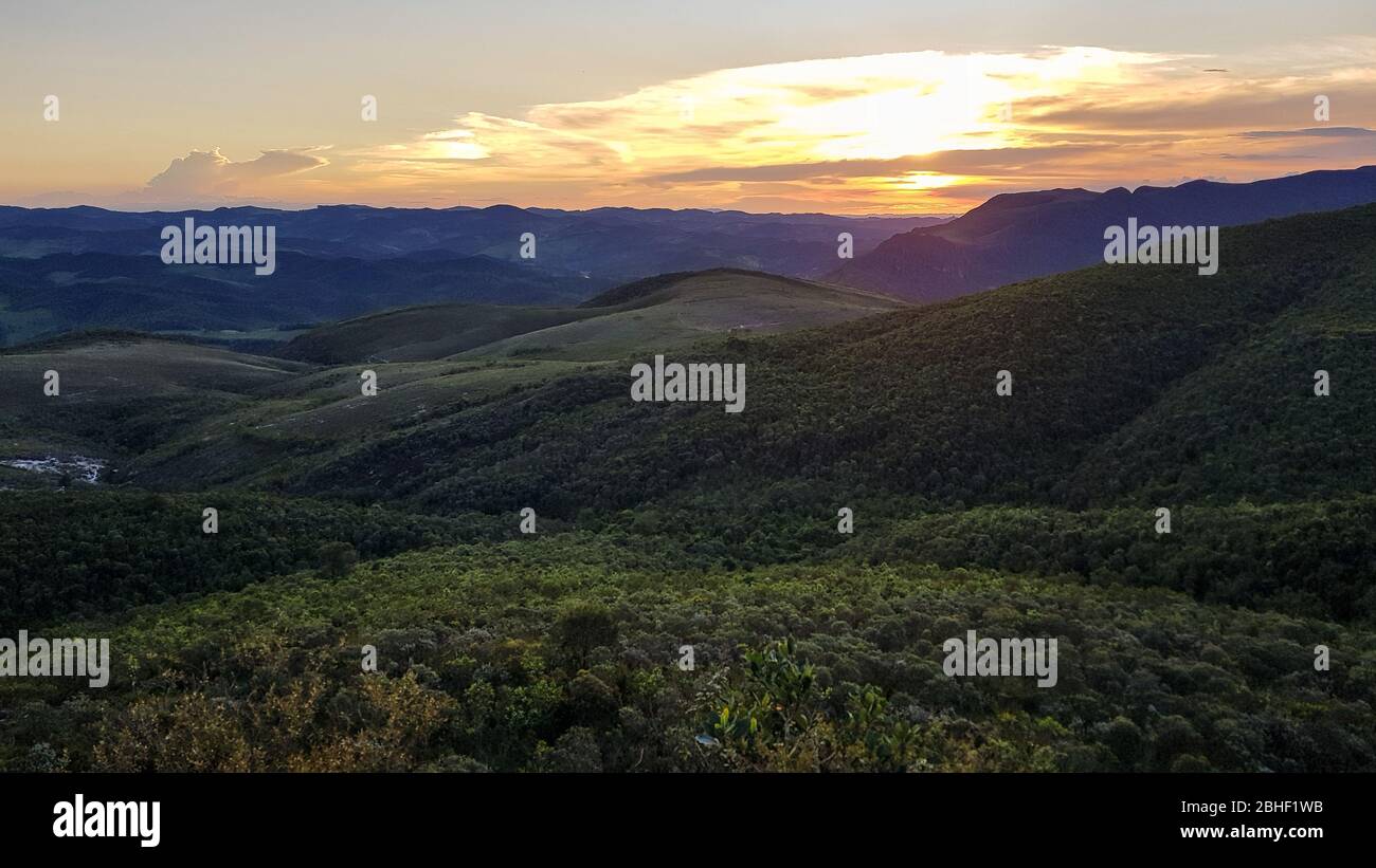 coucher de soleil dans les montagnes morada nova district dans la ville d'ouro preto brésil Banque D'Images