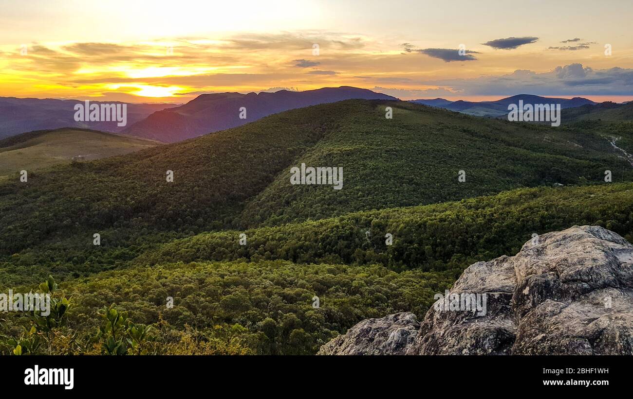 coucher de soleil dans les montagnes morada nova district dans la ville d'ouro preto brésil Banque D'Images
