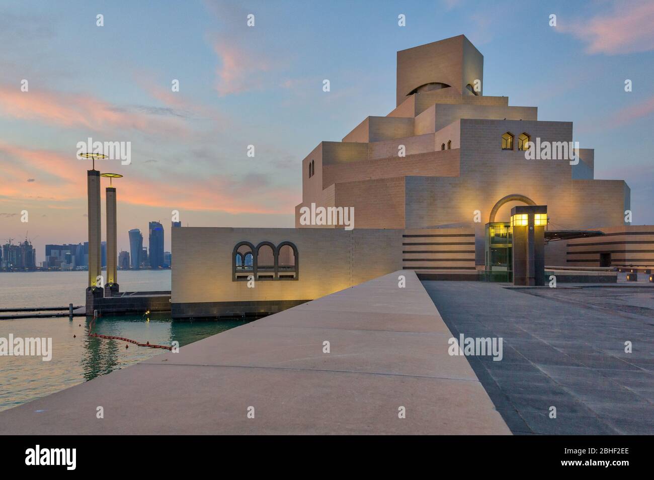 Musée d'art islamique , Doha, Qatar vue extérieure au coucher du soleil avec des nuages dans le ciel en arrière-plan Banque D'Images