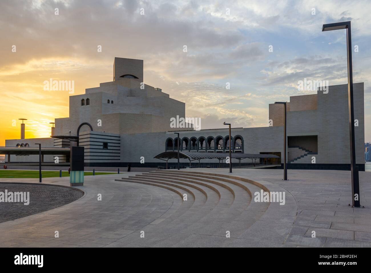 Musée d'art islamique , Doha, Qatar vue extérieure au coucher du soleil avec des nuages dans le ciel en arrière-plan Banque D'Images