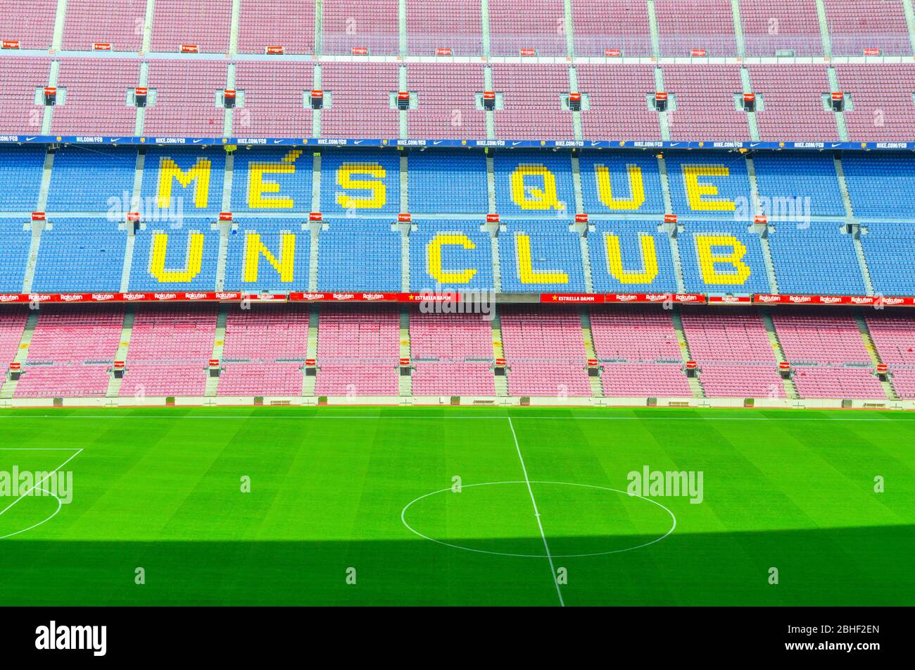 Barcelone, Espagne, 14 mars 2019 : le camp Nou est le stade de football de Barcelone, le plus grand stade d'Espagne. Vue aérienne du dessus des béquilles et du champ vert de l'herbe. Banque D'Images