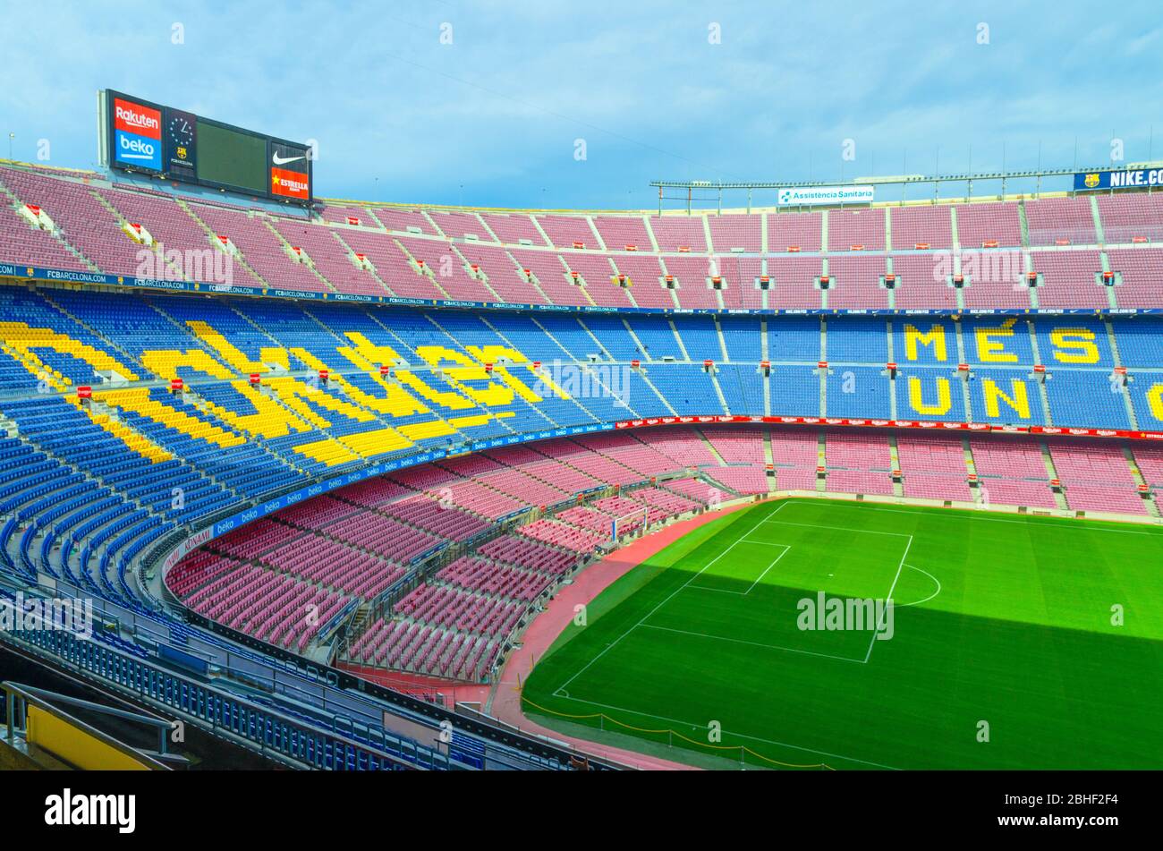 Barcelone, Espagne, 14 mars 2019 : le camp Nou est le stade de football de Barcelone, le plus grand stade d'Espagne. Vue aérienne du dessus des peuplements de tribones, du champ d'herbe verte et du tableau de bord. Banque D'Images