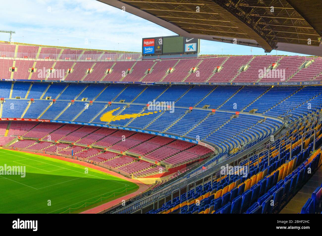 Barcelone, Espagne, 14 mars 2019 : le camp Nou est le stade de football de Barcelone, le plus grand stade d'Espagne. Vue aérienne du dessus des peuplements de tribones, du champ d'herbe verte et du tableau de bord. Banque D'Images