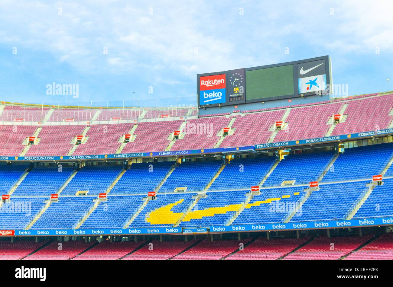 Barcelone, Espagne, 14 mars 2019: Vue rapprochée des stands de tribones à plusieurs niveaux et tableau de bord du Camp Nou. Nou Camp est le stade de football de Barcelone, le plus grand stade d'Espagne. Banque D'Images
