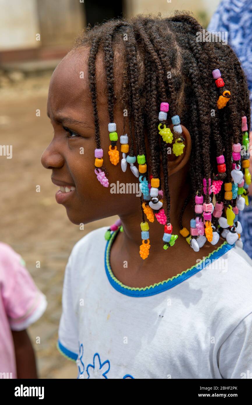 Portrait d'une fille avec des décorations de cheveux à la plantation de café de Monte café sur l'île Sao Tomé, Sao Tomé-et-principe. Banque D'Images