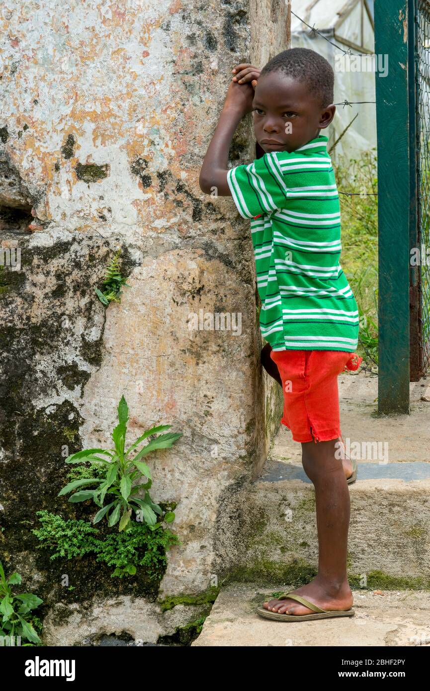 Garçon à la plantation de café de Monte café sur l'île Sao Tomé, Sao Tomé et principe. Banque D'Images