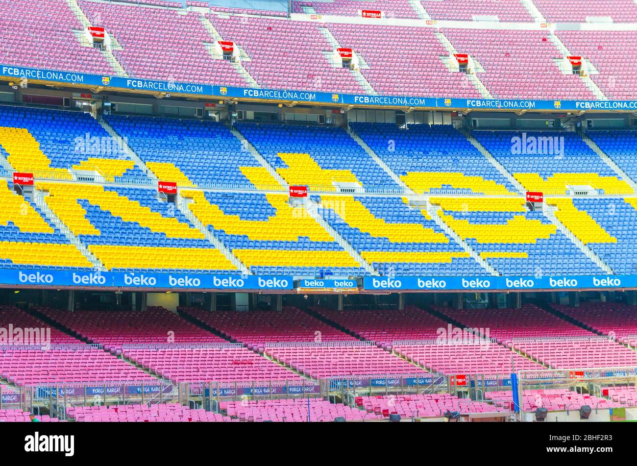 Barcelone, Espagne, 14 mars 2019: Vue rapprochée des stands de tribunes à plusieurs niveaux du Camp Nou. Nou Camp est le stade de football de Barcelone, le plus grand stade d'Espagne. Banque D'Images