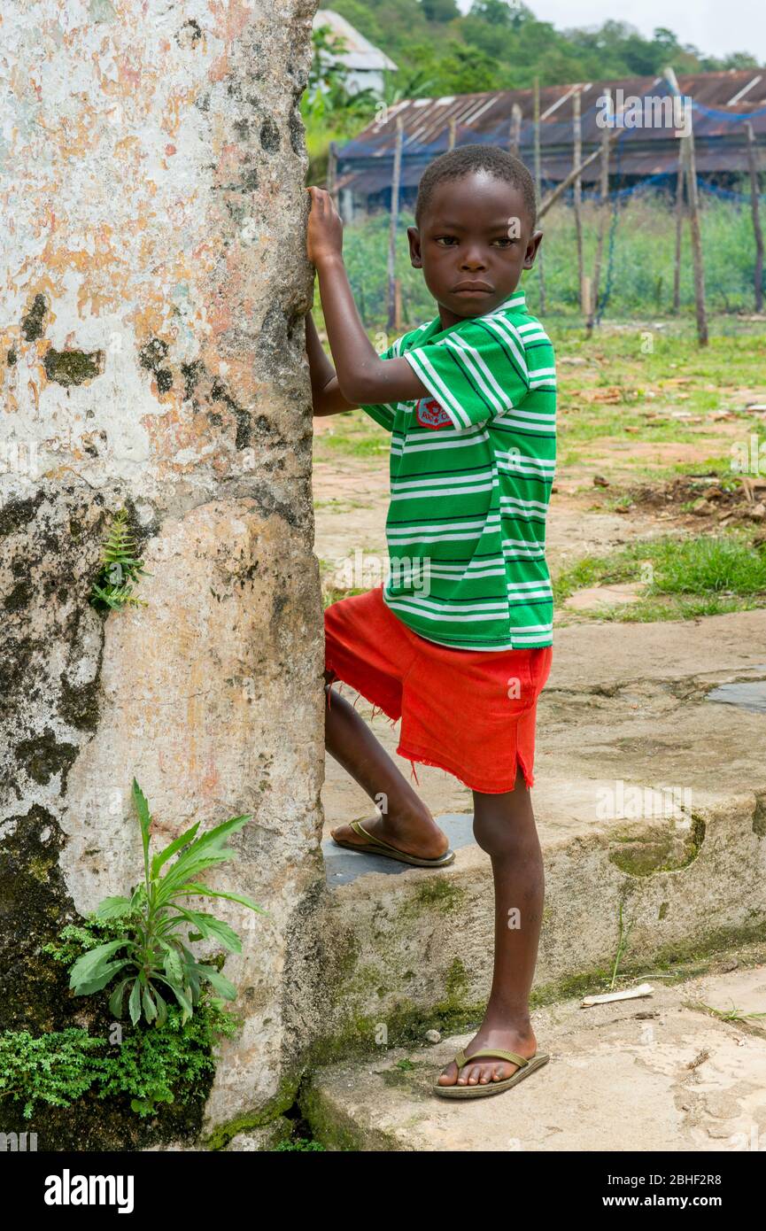 Garçon à la plantation de café de Monte café sur l'île Sao Tomé, Sao Tomé et principe. Banque D'Images