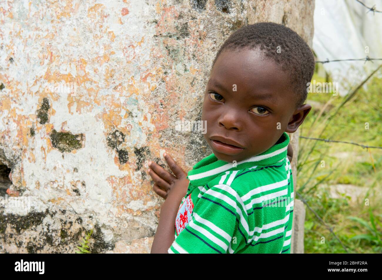 Portrait d'un garçon à la plantation de café de Monte café sur l'île Sao Tomé, Sao Tomé-et-principe. Banque D'Images