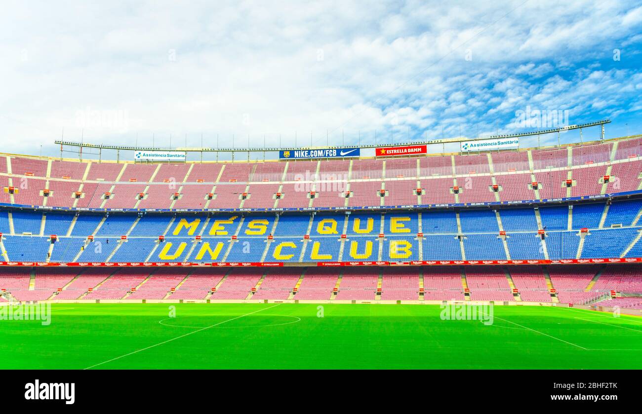 Barcelone, Espagne, 14 mars 2019 : le camp Nou est le stade de football de Barcelone, le plus grand stade d'Espagne. Vue des peuplements de tribondes et du champ d'herbe verte du banc de réserve. Banque D'Images