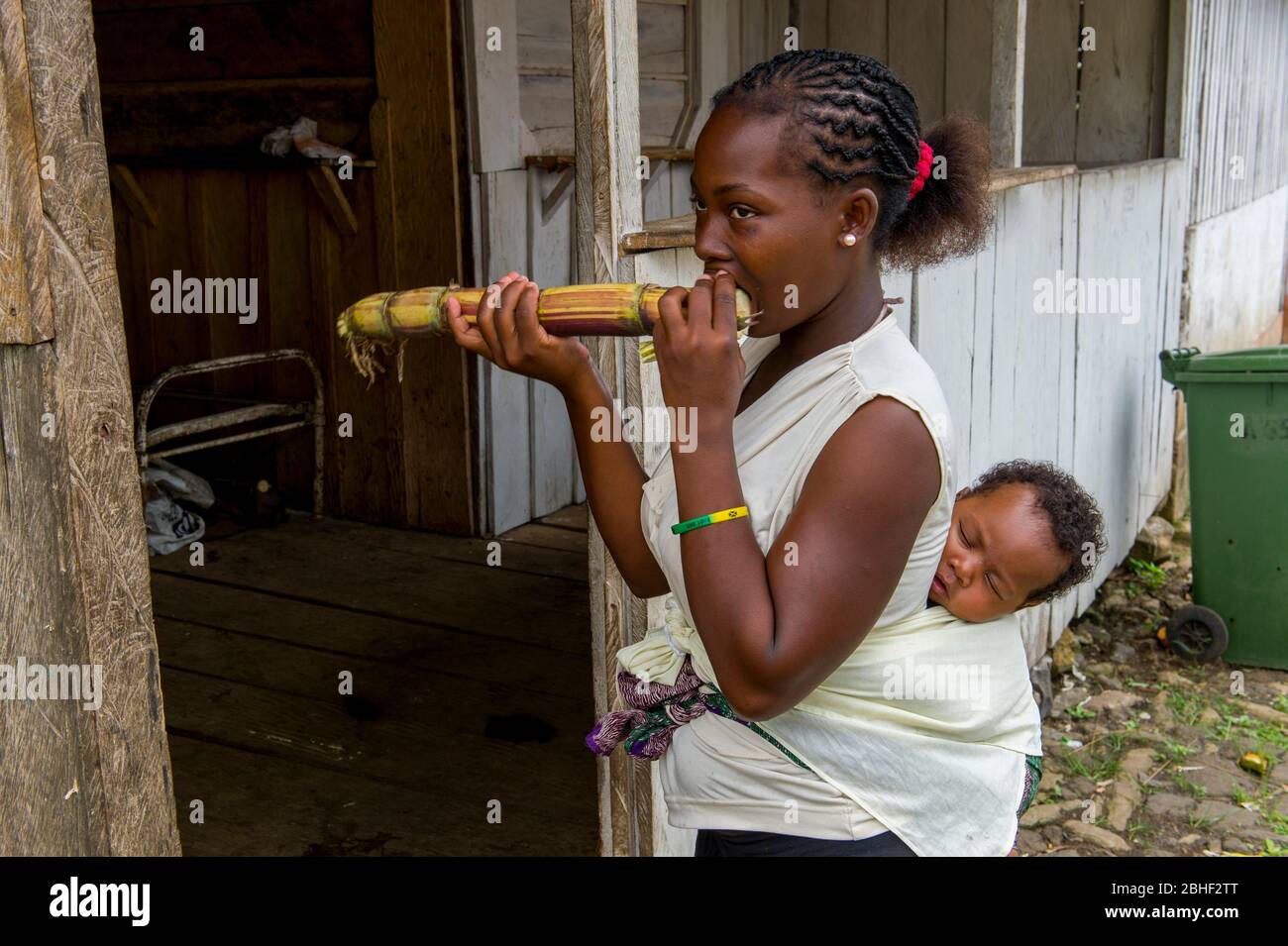 Les femmes locales transportant un enfant à l'arrière de la plantation de café de Monte café sur l'île Sao Tomé, Sao Tomé-et-principe. Banque D'Images