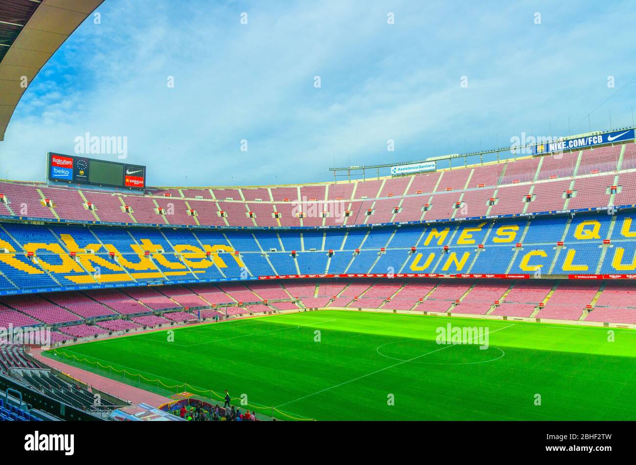 Barcelone, Espagne, 14 mars 2019 : le camp Nou est le stade de football de Barcelone, le plus grand stade d'Espagne. Vue aérienne du dessus des peuplements de tribones, du champ d'herbe verte et du tableau de bord. Banque D'Images